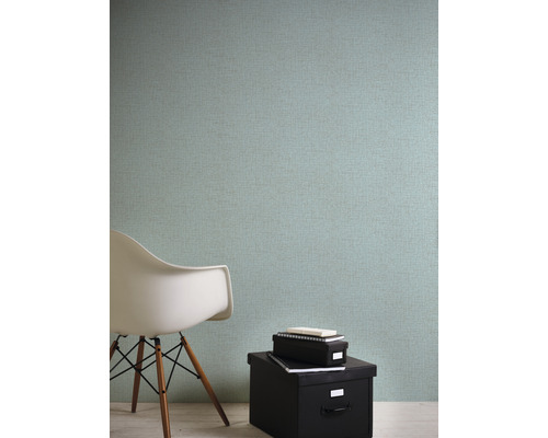 Kamerweergave met textielbehang, stoel en opbergdozen