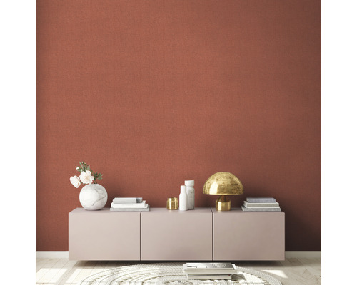 Woonkamer met wand met patroon en lage kast