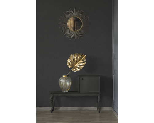 Decoratief interieur met spiegel, vaas, decoratief blad en console