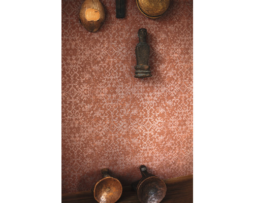 Close-up van een muur met patroon en decoratieve objecten