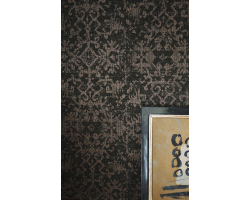 Behang met patroon en ingelijste afbeelding