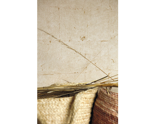 Gevlochten manden en gedroogd gras voor een muur