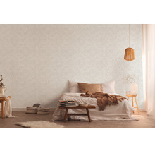 Slaapkamer met behang met patroon, bed en houten elementen