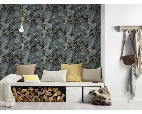 Kamer met junglebehang, zitbank met kussens, houtblokken en opbergdozen