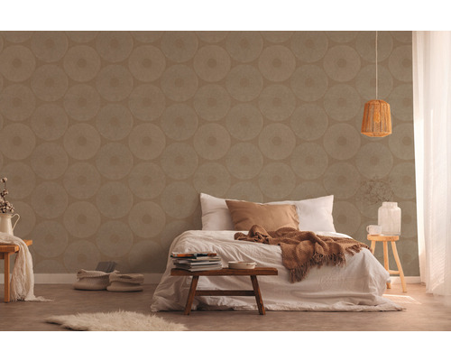 Slaapkamer met behang met cirkeldesign, bed en decoratieve verlichting voor een gezellige sfeer.