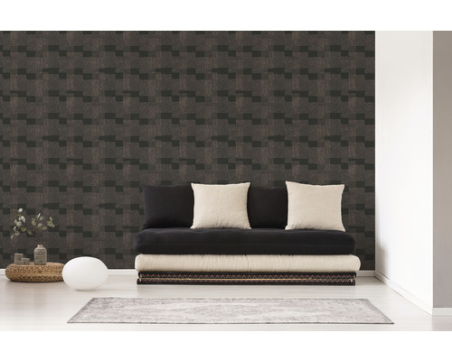 Woonkamer met een muur met geometrisch behang en een zwarte futon