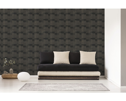 Woonkamer met patroonbehang en futon