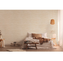 Slaapkamer met behangpatroon, bed en decoratieve elementen voor een gezellige sfeer