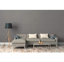 Woonkamer met grijs glasvezelbehang, bank, staande lamp en houten vloer