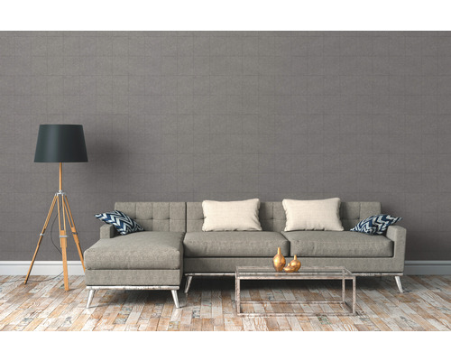 Woonkamer met grijs glasvezelbehang, bank, staande lamp en houten vloer