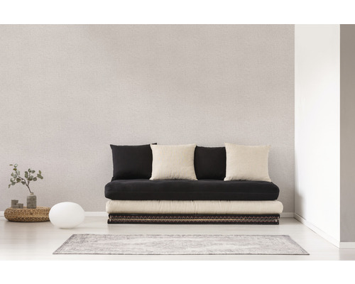 Lichte kamer met futonbed, kussens en decoratie