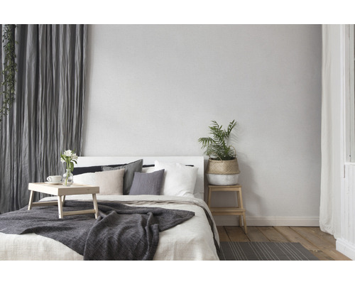 Slaapkamer met bed, nachtkastje en gordijnen