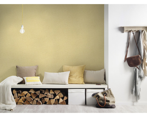 Woonkamer met textielbehang, zitbank, kussens en decoratie