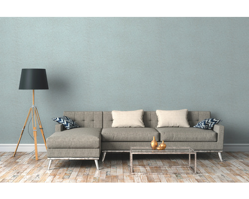 Woonkamer met grijze bank, vloerlamp en houten vloer