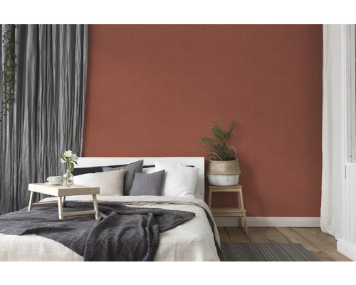 Slaapkamer met patroonbehang, bed, gordijnen en decoratie