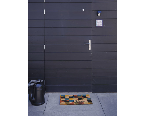 Entree met deurmat, gieter en voordeur