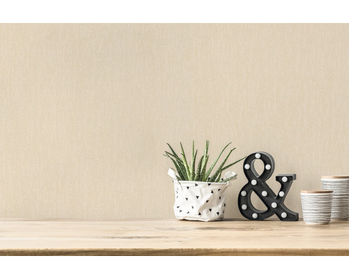 Decoratieve interieurscène met plant, decoratief symbool en behang