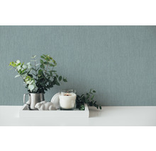 Decoratieve stilleven scène met linnen behang, kaars en plant