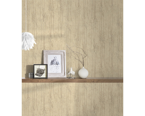 Wanddecoratie met behang met bosmotief, plankelementen en decoratieve objecten.