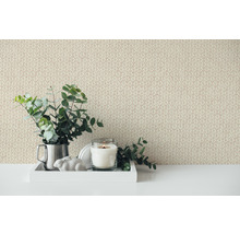 Decoratief stilleven met patroonbehang, kaars en eucalyptus
