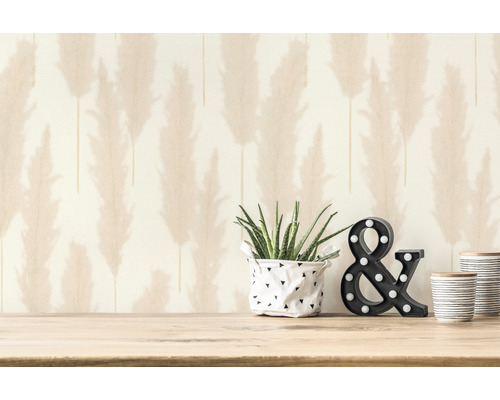 Decoratief behang met plantmotief en objecten op een tafel