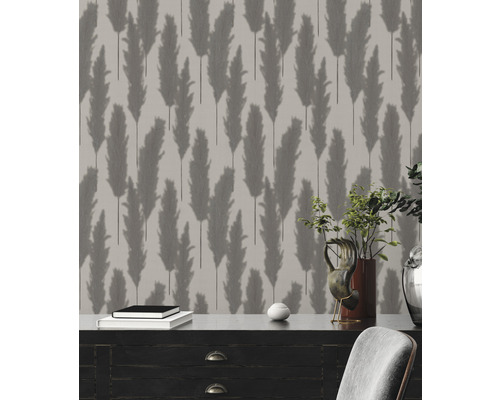 Decoratieve kamer met behang met vedergras motief