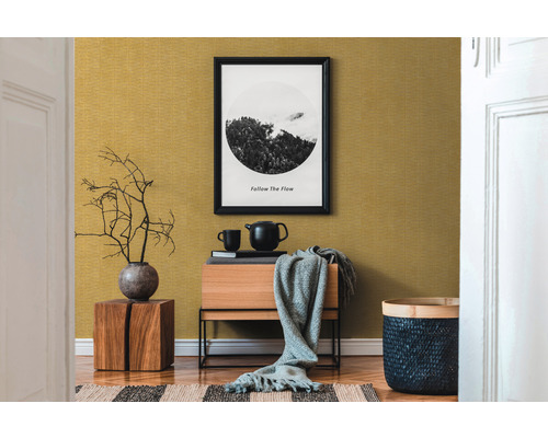 Decoratief behang in een kamer met houten meubels en een zwart-witfoto