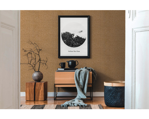 Woonkamer met commode, decoratie en behang met patroon