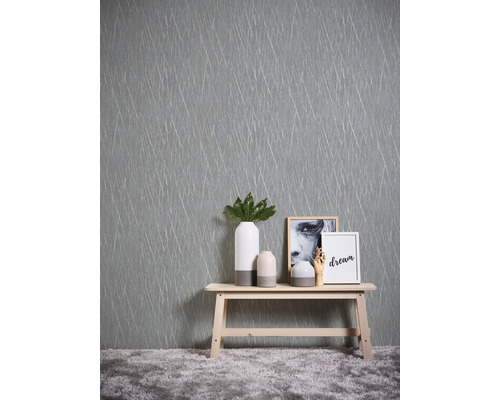 Scene met behang met patroon, bank en decoratieve objecten