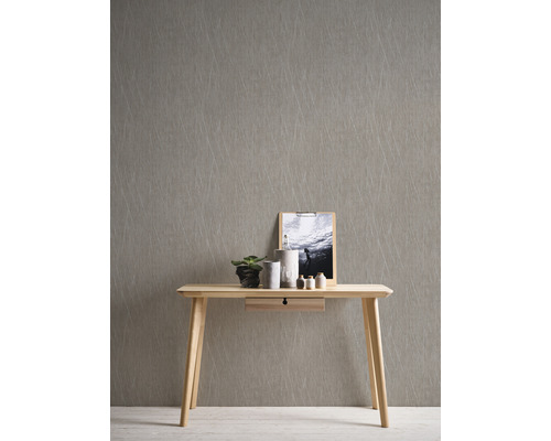 Scene met een tafeldecoratie en een gestructureerd behang