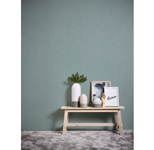 Decoratief interieur met behang, bank en accessoires
