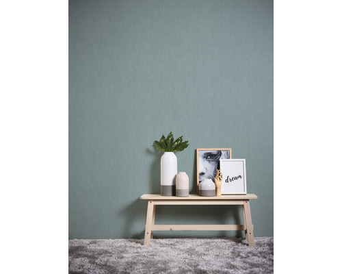 Decoratief interieur met behang, bank en accessoires