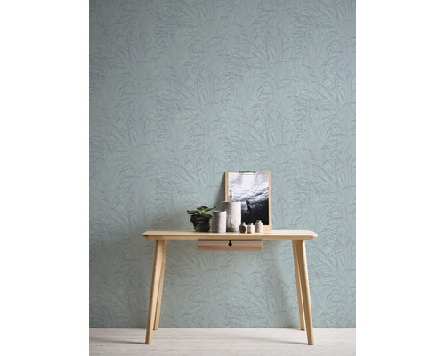 Kamerzicht met patroonbehang, tafel en decoratie