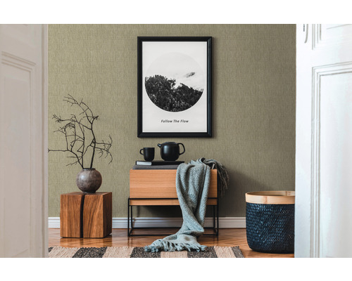 Woonkamer met textielbehang, houten dressoir en decoraties