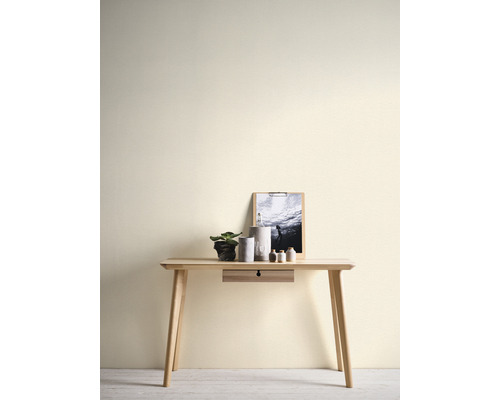 Bureau met decoratie en afbeelding aan de muur