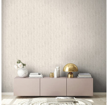 Lichte woonkamer met gestructureerd behang en minimalistische inrichting