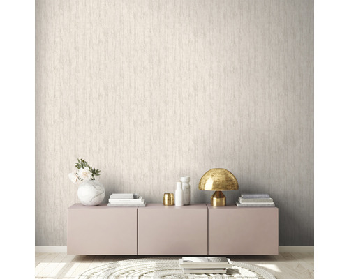 Lichte woonkamer met gestructureerd behang en minimalistische inrichting