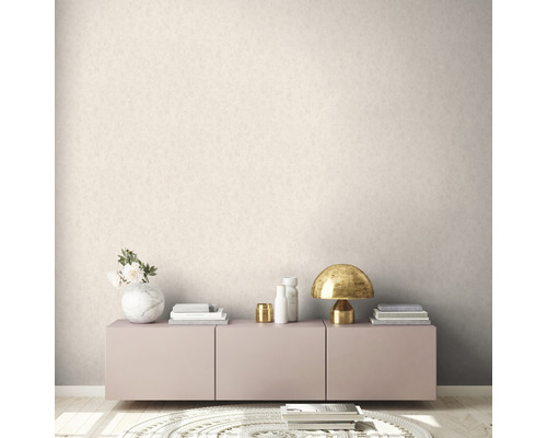 Lichte kamer met patroonbehang, dressoir en decoratie