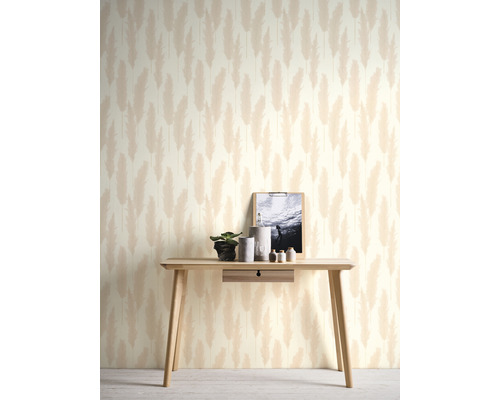 Decoratieve kamer met een tafel voor een behang met een verenontwerp.