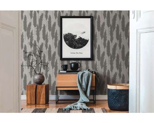 Decoratieve kamer met patroonbehang, houten meubels en decoratieve accessoires voor een gezellige sfeer.
