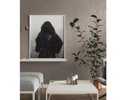 Woonkamerscène met wanddecoratie, lamp, plant, kruk en tafel