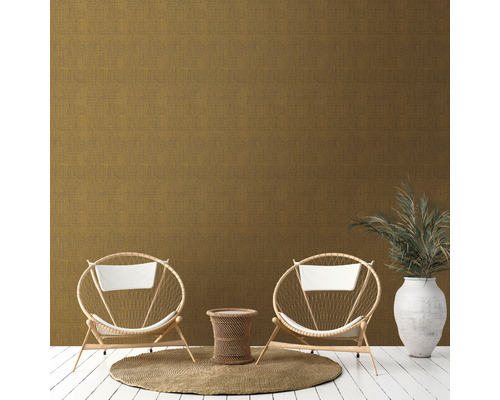 Woonkamer met textielbehang, twee stoelen, een tafel en een plant in een pot.