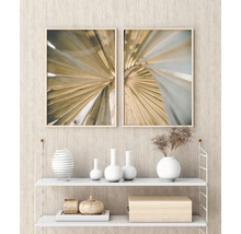 Twee ingelijste botanische prints met palmbladmotieven boven een witte plank met decoratieve objecten