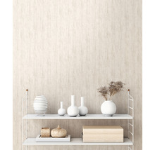 Wandrek met decoratieve objecten tegen een gestructureerde muur