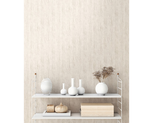 Wandrek met decoratieve objecten tegen een gestructureerde muur