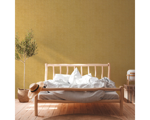 Slaapkamer met houten bed en patroonbehang