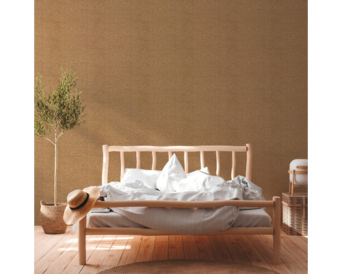 Slaapkamer met houten bed, plant en structuurbehang