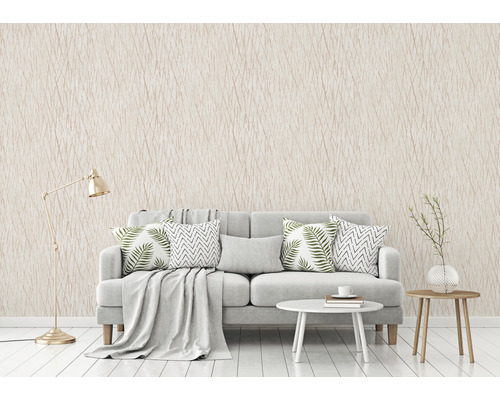 Woonkamer met grijze bank en patroonbehang