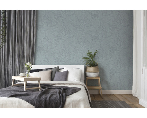 Slaapkamer met bed en wandbekleding met plantenmotief