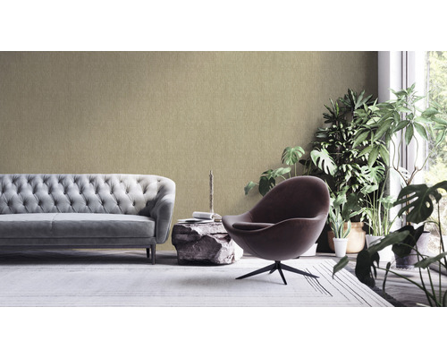 Woonkamer met bank, fauteuil, bijzettafel en kamerplanten voor een gestructureerd behang